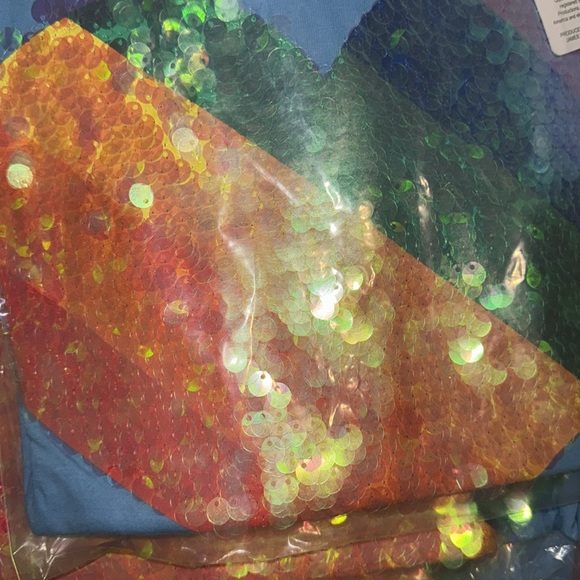 🌈 NWT! QE Unisex Rainbow Sequin Heart TShirt - Picture 8 of 10